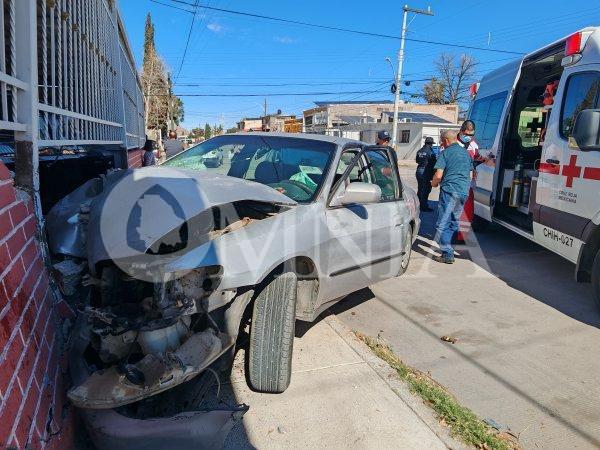 Adulto mayor confunde pedales y choca con vivienda en la Dale