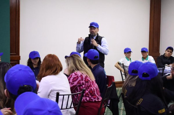 El liderazgo que inspira es el que impulsa: Santiago De la Peña a jóvenes del COBACH