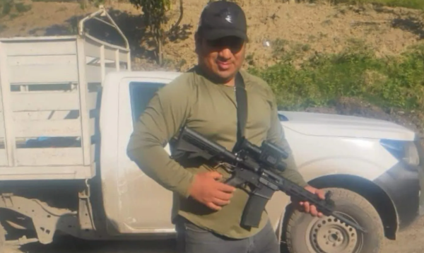 Dirigente de Morena en Chiapas presume foto con arma exclusiva del ejército