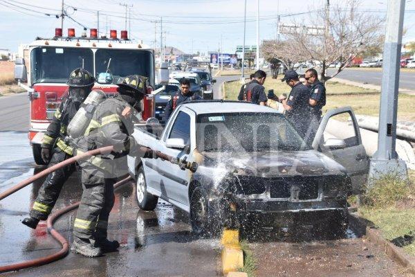 Fuego consume pick-up en la Nogales y Tecnológico