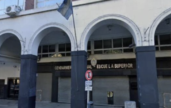 Tres heridos y más de 300 evacuados por explosión de artefacto en sede de policía militar argentina