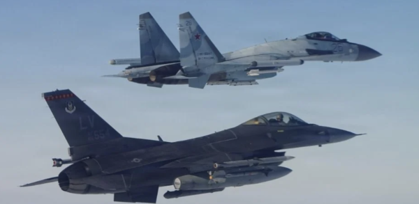 Aviones de combate EU y Canadá interceptan cinco aeronaves rusas cerca de Alaska