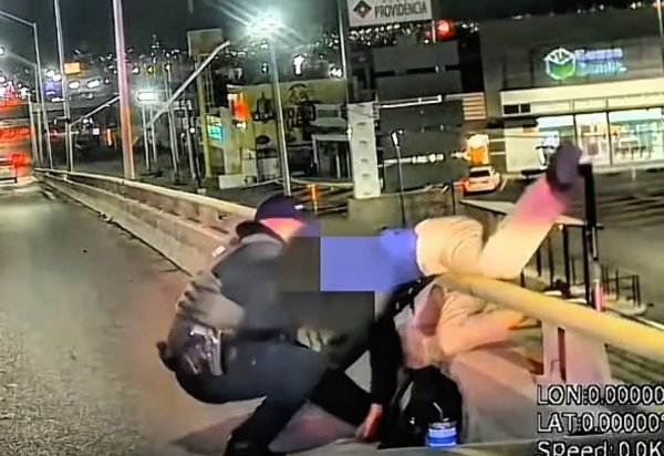 Policía Municipal salva a mujer que intentó lanzarse de puente