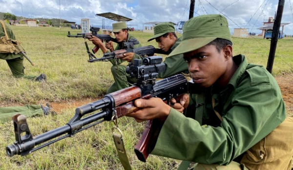 Asesores de seguridad y médicos cubanos abandonan Venezuela en medio de presiones de EU