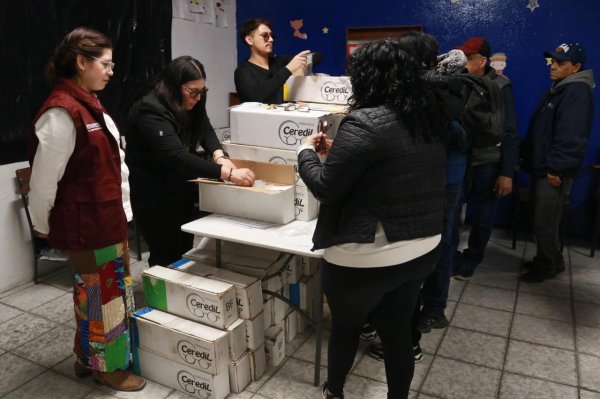 Entrega Jael Argüelles 100 lentes a vecinos de la colonia Toribio Ortega