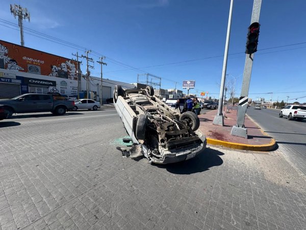 Volcadura en Tecnológico deja mujer y menor lesionados