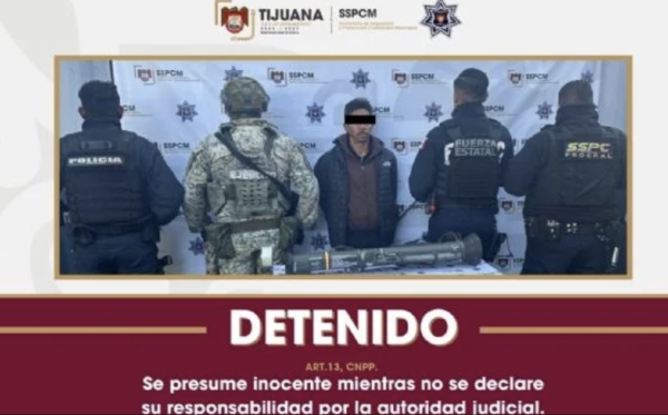 Arrestan a sujeto que caminaba con bazuca por calles de Tijuana