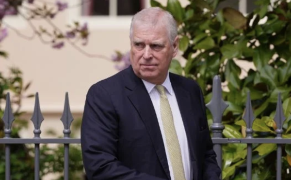 Continúan por tercer día consecutivo los registros en la residencia del expríncipe Andrés