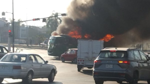 Sujetos queman vehículos y bloquean vialidades en varios puntos de Jalisco tras operativo federal
