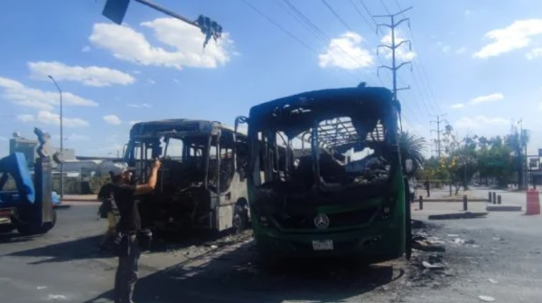 Suspenden clases y eventos en Jalisco por bloqueos e incendios tras operativo contra “El Mencho”