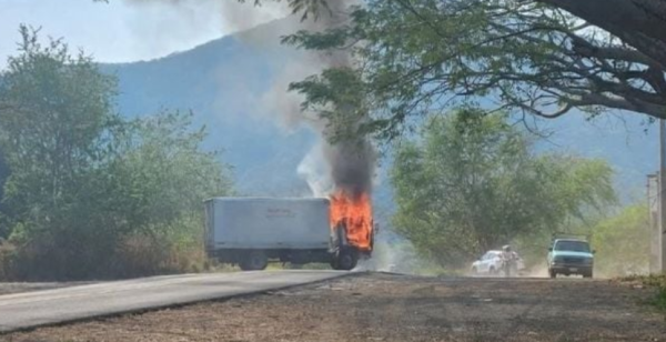 Suspenden clases en Michoacán por bloqueos e incendios tras operativo contra “El Mencho”