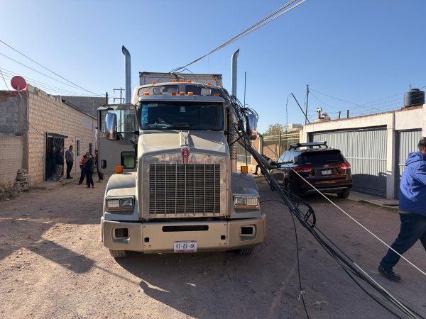 Tráiler derriba postes y deja daños en viviendas de la colonia Deportistas