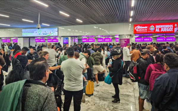 Cientos de pasajeros quedan varados en el Aeropuerto Internacional de Guadalajara