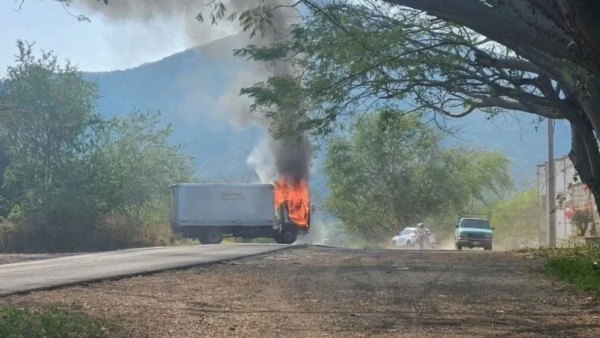 Detienen a policías municipales por su presunta participación en quema y bloqueos en Michoacán