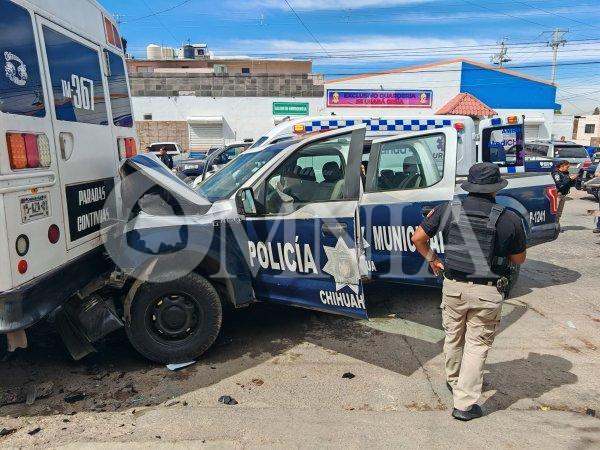 Patrulla de la Policía Municipal choca contra camión estacionado