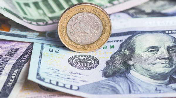Peso mexicano revierte caída inicial y recupera terreno contra el dólar