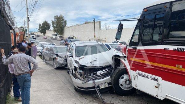 Camión choca varios vehículos al lado del Panteón Colina