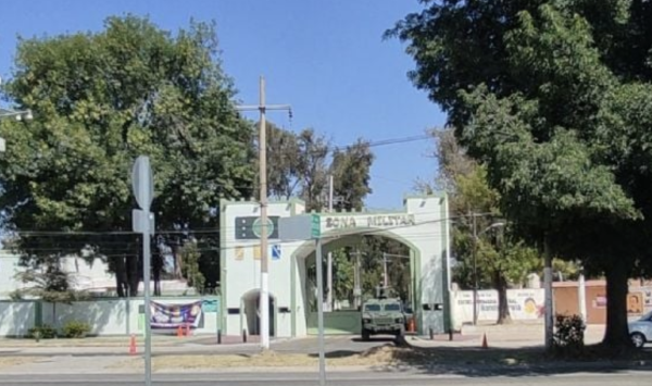 Evacúan reporteros por amenaza de ataque en la XV Zona Militar tras ceremonia por Día de la Bandera