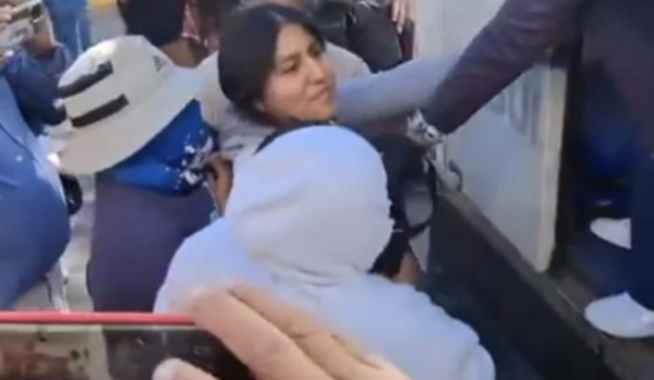 Oaxaca Habitantes de San Agustín Amatengo raptan a su alcaldesa en pleno Congreso de Oaxaca (Video)