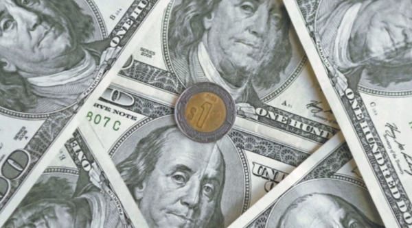 Peso mexicano avanza levemente contra el dólar en una jornada de pocas referencias