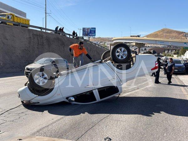 Aparatosa volcadura deja un lesionado grave en el Periférico de la Juventud