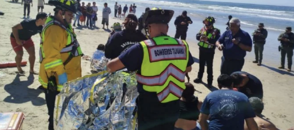 Familia que intentó cruzar de Tijuana a EU es arrastrada por el mar