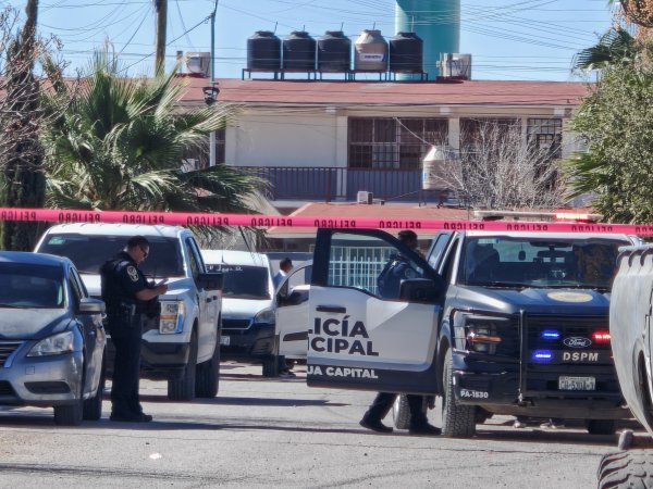 Encuentra a su hermano suspendido en la sala de su vivienda