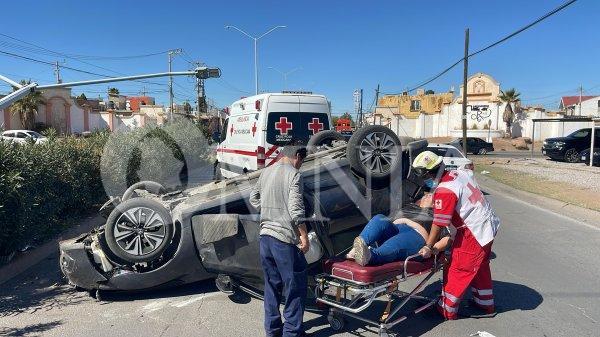 Aparatoso volcamiento deja dos lesionados en Paseos del Real