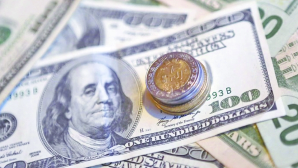 Peso mexicano se deprecia contra el dólar; recorta caída tras informe trimestral del Banxico