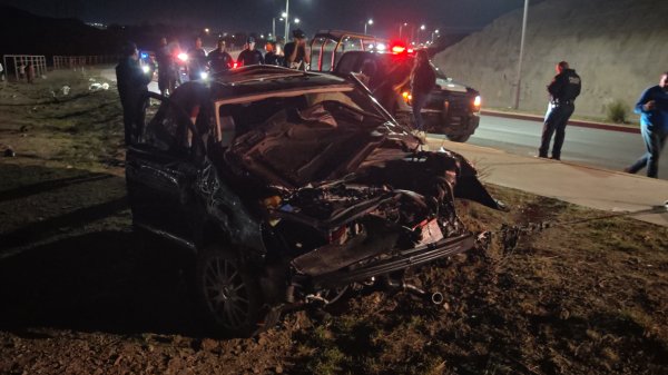 Vuelca conductor en el R. Almada tras tomar curva a exceso de velocidad