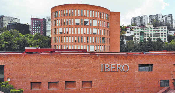 Universidad Iberoamericana asume responsabilidad tras colapso de gradas en foto de graduación