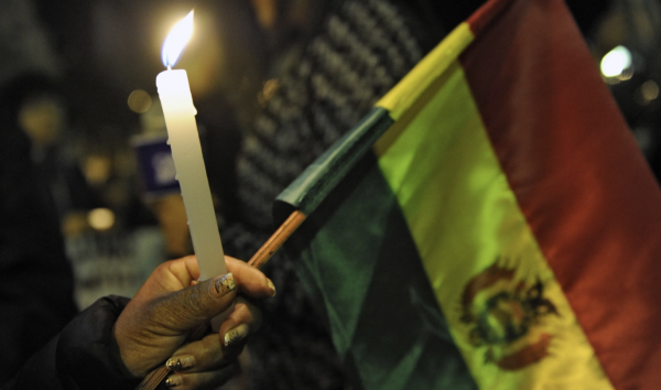 Accidente de avión que transportaba dinero en Bolivia deja 15 muertos; policía dispersa a civiles