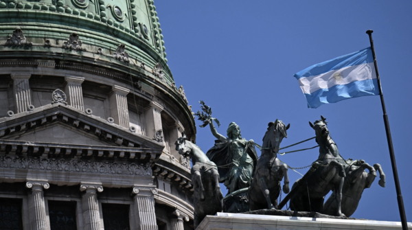Congreso de Argentina aprueba reforma laboral de Milei entre fuertes protestas y críticas sindicales