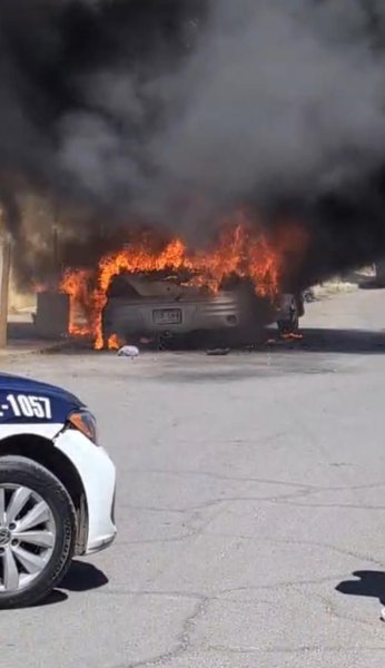Se incendia automóvil en la zona centro; solo daños materiales
