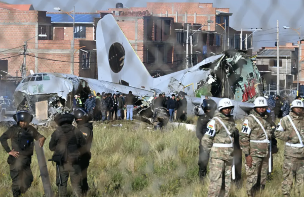 Suben a 22 los muertos por accidente de avión militar cargado de dinero en Bolivia