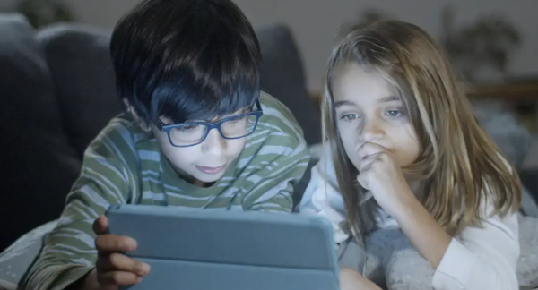 Sin redes sociales para menores de 15 años; proponen en Francia