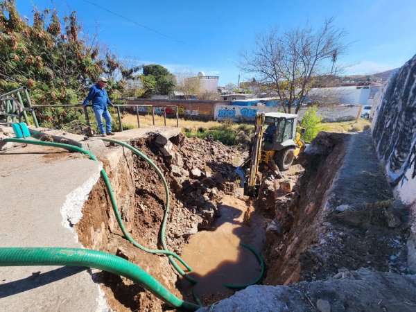 Repara JMAS Chihuahua línea de agua potable al sur de la ciudad