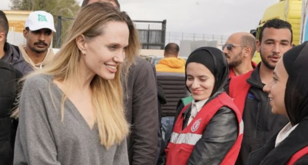 La actriz Angelina Jolie visita el cruce fronterizo de Rafah, entre Egipto y Gaza