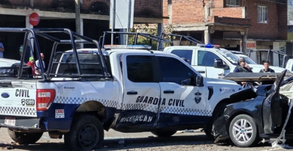 Choque entre una patrulla y vehículos particulares en Michoacán deja 10 heridos, entre ellos seis policías