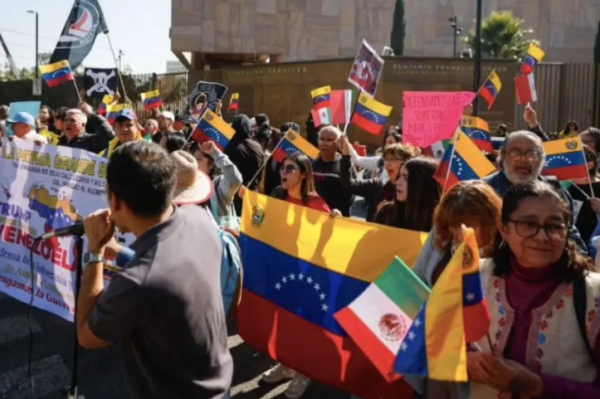 Protesta en CDMX frente a Embajada de EU; exigen liberación de Maduro y paz tras ataque a Venezuela