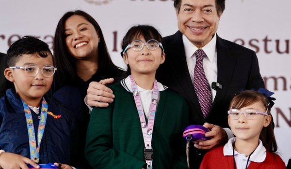 Reconoce secretario Mario Delgado enfoque pedagógico e innovador de la sección “Mujeres en la historia”