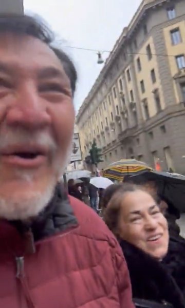 Video: Fernández Noroña y su pareja agreden a mexicano que les increpó en Italia