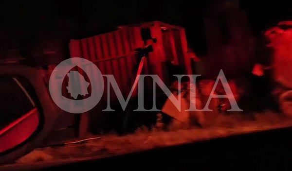 Vuelca tráiler en el kilómetro 110 de la carretera a Juárez; cierran la vía temporalmente