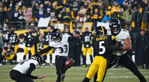 Rodgers y Steelers ganan la AFC Norte al vencer 26-24 a Ravens tras falla de Loop