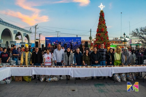 Celebran cientos de familias de Meoqui el Día de Reyes con mega rosca y show infantil