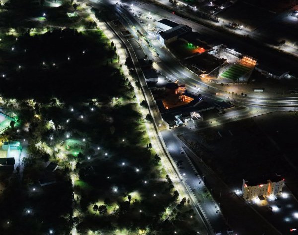 Renuevan luminarias del Parque Fundadores para mayor seguridad y visibilidad