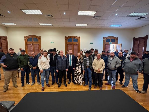 Atiende Santiago De la Peña a 42 integrantes del gremio de galleros