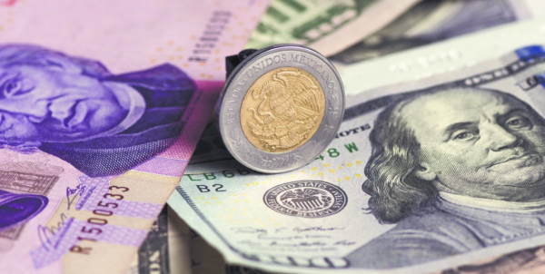Peso mexicano se aprecia marginalmente contra el dólar tras datos de empleo privado en EU