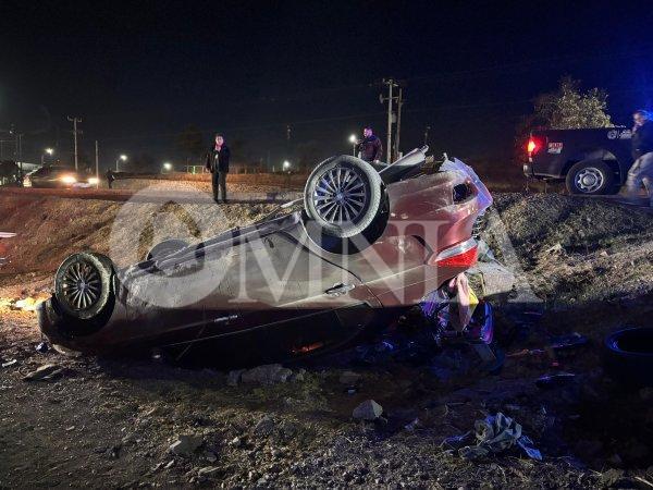 Choca contra alcantarilla y vuelca en la Pacheco