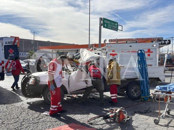 Encontronazo deja una mujer atrapada entre fierros retorcidos en la Tecnológico